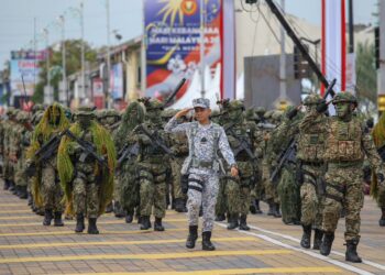 PASUKAN Angkatan Tentera Malaysia (ATM) melakukan lintas hormat ketika sambutan Hari Kebangsaan Ke-67 Peringkat Kedah di Dataran Medan Bandar, Alor Setar. - UTUSAN/ SHAHIR NOORDIN