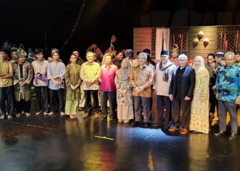 PARA tetamu kenamaan dan pelakon bergambar selepas berakhir pementasan teater Tanjong II - Khilaf di Seremban semalam.-UTUSAN/NAZARUDIN SHAHARI.