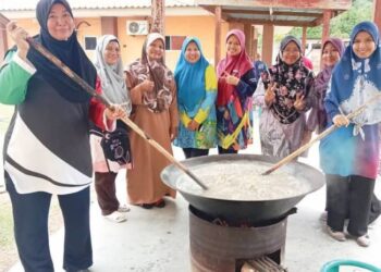 GURU-guru SK Batu Melintang bergotong royong  kacau bubur asyura.