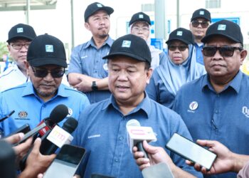 ALEXANDER Nanda Linggi dalam sidang akhbar pada Majlis Perasmian Pembukaan Seksyen 1 Lebuhraya Pesisiran Pantai Barat (WCE), Banting di Kuala Langat, Selangor, semalam. -UTUSAN/AFIQ RAZALI