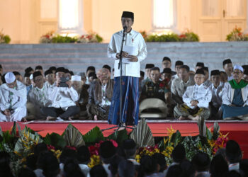 JOKO Widodo di hadapan kira-kira 3,000 hadirin pada majlis zikir dan solat berjemaah di Istana Merdeka di Jakarta Pusat, malam tadi.-AGENSI