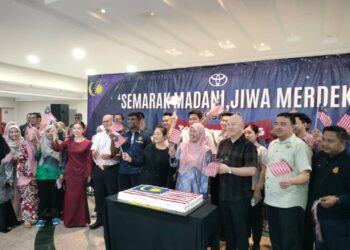 AZURAWATI Wahid (tengah) bersama kakitangan Majlis Perbandaran Kluang (MPK) dan warga Toyota Kluang mengibarkan Jalur Gemilang dalam majlis Semarak Madani Jiwa Merdeka di Johor, hari ini.