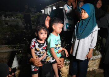 KETIGA-tiga anak Istiqomah semasa pengebumian ibu mereka di Pasir Mas,  Kelantan, semalam. - UTUSAN/ROHANA ISMAIL.