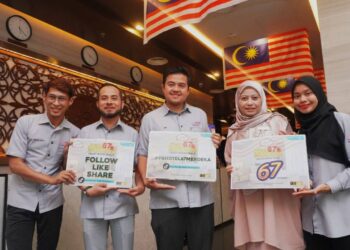 KAKITANGAN Hotel Paya Bunga, Kuala Terengganu menunjukkan kempen promosi ‘PB Hotel 67 Merdeka’ sempena sambutan Hari Kebangsaan Malaysia Ke-67 tahun ini. – UTUSAN/KAMALIZA KAMARUDDIN