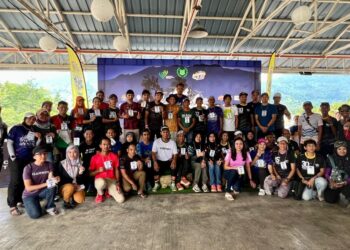 SEBAHAGIAN peserta Wang Gunung Trail Run 2.0 yang dianjurkan bersempena Perlis Outdoor Festival merakamkan gambar bersama di Taman Buah-Buahan Eksotik Sungai Batu Pahat, Kangar, Perlis, hari ini. -UTUSAN/ASYRAF MUHAMMAD.