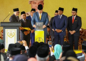 SULTAN Perak, Sultan Nazrin Muizzuddin Shah,berkenan merasmikan Majlis Perasmian Universiti Teknologi MARA (UiTM) Cawangan Perak Kampus Tapah, Hari ini. UTUSAN/MUHAMAD NAZREEN SYAH MUSTHAFA