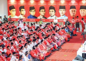 SEBAHAGIAN perwakilan mendengar ucapan dasar yang disampaikan oleh Presiden UMNO, Datuk Seri Dr. Ahmad Zahid Hamidi pada Perhimpunan Agung UMNO 2024 di Pusat Dagangan Dunia (WTC),  Kuala Lumpur. – UTUSAN/FARIZ RUSADIO