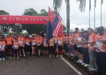 TEO Nie Ching (tiga dari kanan) melepaskan kira-kira 900 peserta dalam program Johor Jaya Run 2024 di pekarangan Dewan Raya Bandar Seri Alam, Pasir Gudang, Johor.