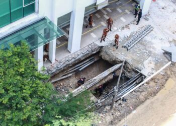 PASUKAN mencari dan menyelamat menjalankan operasi di tapak tanah jerlus yang mengakibatkan seorang wanita warga India hilang di Jalan Masjid India, Kuala Lumpur. - UTUSAN/AFIQ RAZALI