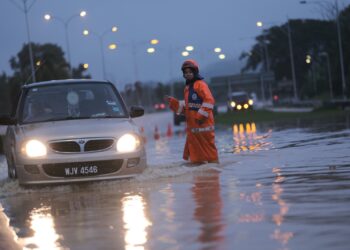 HUJAN lebat selama beberapa jam semalam menyebabkan kawasan rendah di kawasan Dengkil, Jenderam, Desa Pinggiran, Sungai Merab dan Jenderam dinaiki air.