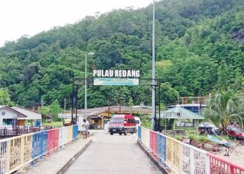 PENDUDUK Pulau Redang, Terengganu memerlukan kemudahan mesin pengeluaran wang automatik (ATM) untuk urusan harian di pulau tersebut.