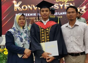 ROSAINI bersama anak dan suaminya selepas menerima skrol diploma arwah pada konvokesyen di PSA Shah Alam semalam.