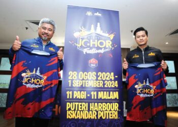 SHARIL Nizam Abdul Rahim (kiri) dan timbalannya, Mohd. Amin Kadiman menunjukkan baju T yang tertera logo Festival Majestic Johor 2024 yang berlangsung selama lima hari sehingga 1 September ini di Puteri Harbour, Iskandar Puteri, Johor.