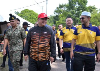 TUANKU Syed Faizuddin Putra Jamalullail (dua dari kiri) berkenan berangkat menyempurnakan perasmian Program Semarak Merdeka Komuniti Madani 2024 di Sekolah Kebangsaan (SK) Felda Chuping, Padang Besar, Perlis, baru-baru ini.-UTUSAN