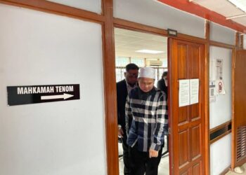 EBIT Lew semasa hadir perbicaraan di Mahkamah Majistret Tenom, Sabah, semalam.