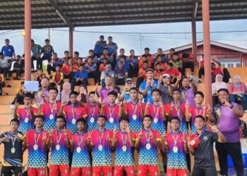 PASUKAN bawah 15 dan 18 tahun SMK Syed Alwi berjaya muncul juara kejohanan bola sepak Majlis Sukan Sekolah Perlis (MSSPs) 2024 yang berlangsung di SMK Dato' Sheikh Ahmad dan SMK Beseri, semalam.-UTUSAN