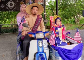 IBU bapa yang segak memperagakan baju kurung Kedah dan warisan Melayu bersama anak yang berpakaian beragam bertema kemerdekaan pada majlis sambutan Hari Kebangsaan Tabika Jabatan Kemajuan Masyarakat (Kemas) Kampung Nesam, Kangar Perlis hari ini.-UTUSAN