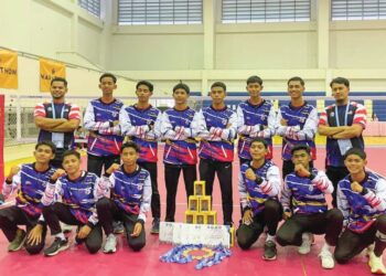 PEMAIN pasukan sepak takraw SSMT bergambar bersama pingat emas dan hadiah yang diterima pada Kejohanan Sukan Sekolah-Sekolah Sukan Thailand (TSSG) di Trang, Thailand, baru-baru ini.