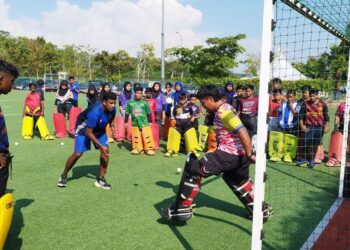 S. KUMAR (tengah) memberi tunjuk ajar kepada peserta Klinik Penjaga Gol di Bandar Enstek dekat Seremban baru-baru ini-UTUSAN/NAZARUDIN SHAHARI.