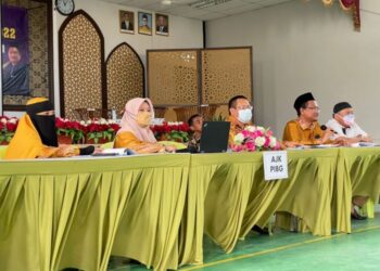 KEHADIRAN ibu bapa ke mesyuarat agung Persatuan Ibu Bapa dan Guru (PIBG) sepatutnya didorong oleh kesedaran tentang kepentingan membantu dan menyokong proses pendidikan anak-anak. 
– GAMBAR HIASAN