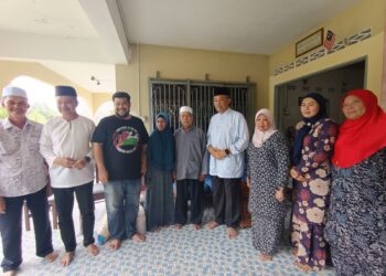 MOHAMAD Hasan bergambar kenangan ketika menziarahi seorang warga emas pada Program Ziarah Kasih di Nerasau, Kota, Rembau hari ini. - UTUSAN/NOR AINNA HAMZAH.