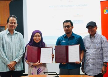 MD. Fadzilah Ariffin (kanan) bersama pensyarah, Profesor Dr. Che Radziah Che Mod Zain (dua dari kiri) dari Jabatan Sains Biologi dan Bioteknologi, Fakulti Sains Teknologi, Universiti Kebangsaan Malaysia (UKM).