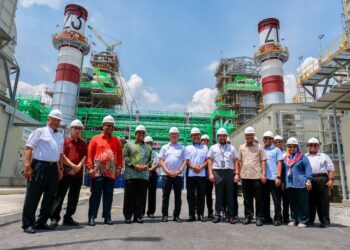 FADILLAH Yusof (tengah) bersama Menteri Besar Kedah, Datuk Seri Muhammad Sanusi Md. Nor dan kenamaan lain melawat Stesen Jana Kuasa Turbin Gas Kitaran Terbuka 90MW di NUR Power di KHTP, Kulim. - UTUSAN/SHAHIR NOORDIN