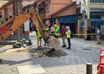 KERJA-KERJA menanda kawasan untuk mengenal pasti punca mendapan di Jalan Masjid India, Kuala Lumpur.