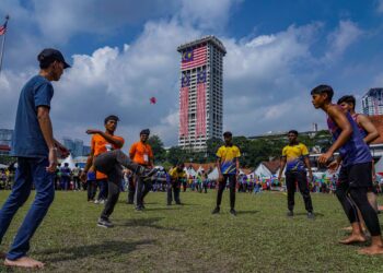 PERMAINAN tradisional ini masih lagi boleh diangkat dan diketengahkan kepada mereka menerusi kurikulum sekolah atau melalui aktiviti kemasyarakatan seperti sukaneka. – UTUSAN