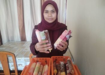 AINUR Anisa Idris menunjukkan sebahagian perisa aiskrim legend yang dijual di kediamannya di Kampung Pengkalan Nyireh, Besut, kelmarin. 
– UTUSAN/WAN ZURATIKAH IFFAH WAN ZULKIFLI