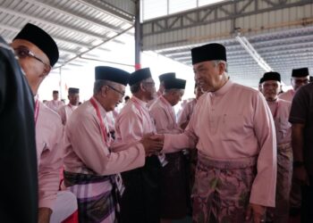 AHMAD ZAHID hadir bagi merasmikan Mesyuarat Perwakilan UMNO Bahagian Cameron Highlands di Felda Sungai Koyan, semalam. - UTUSAN/SALEHUDIN MAT RASAD