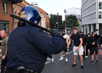 POLIS rusuhan berdepan penunjuk perasaan di Bristol, selatan England, semasa demonstrasi 'Enough is Enough' pada 3 Ogos lepas.- AFP