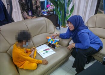 HALIMATON Saadiah Saad melawat kanak-kanak warga asing yang berjaya diselamatkan oleh pihak polis ekoran kejadian bunuh melibatkan ahli keluarganya di Alor Setar. -UTUSAN/ SHAHIR NOORDIN