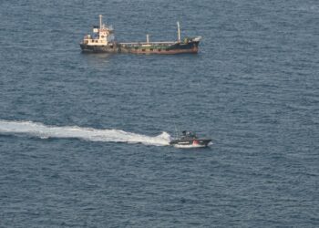 SEBUAH bot Maritim Malaysia melakukan Op Carilamat untuk mengesan bot yang karam dan dua lagi mangsa yang belum ditemukan di perairan Kemaman di Kemaman, semalam. – UTUSAN/PUQTRA HAIRRY ROSLI