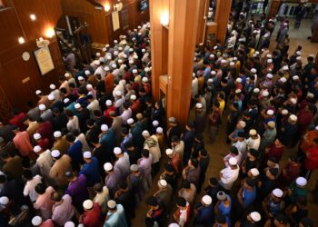 ORANG ramai menunaikan solat ghaib untuk  Allahyarham Ketua Biro Politik Hamas, Ismail Haniyeh
sejurus selepas solat Jumaat di Masjid Negeri, Arau, Perlis, semalam. - UTUSAN/IZLIZAN OTHMAN