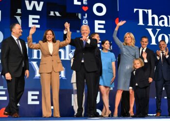 JOE Biden mengangkat tangan Kamala Harris dalam Konvensyen Demokrat yang berlangsung di Chicago, Amerika Syarikat.-AFP