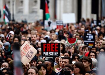 PENYOKONG pro-Palestin memegang sepanduk 'Free Palestine' ketika berkumpul di luar Downing Street di tengah London, pada 28 Mei lepas.- AFP