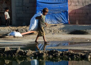 SEORANG budak lelaki Palestin berkaki ayam berhampiran takungan air di Deir el-Balah di tengah Gaza, pada 19 Julai lepas.- AFP