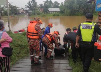 MAYAT Alsma Juthil iaitu mangsa ketiga dibawa naik ke darat oleh anggota pasukan SAR.