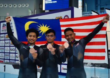 FADHIL (kiri) dan Ridwan (kanan) ketika merangkul pingat gangsa pecut berpasukan di Kejohanan Berbasikal Trek Asia 2023 di Velodrome Nasional, Nilai pada tahun lalu.