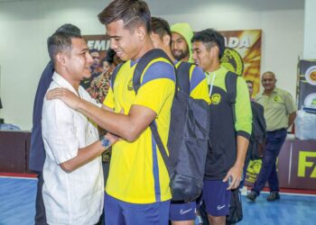 FAISAL hadir memberikan sokongan kepada rakan-rakan pada hari pertama kem latihan harimau Malaya di Wisma FAM.