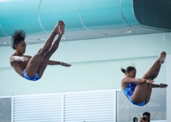 AKSI Awang Sharzan dan adiknya, Dayang Nursharzyra ketika meraih emas di  Pusat Akuatik Pandelela Rinong, semalam.