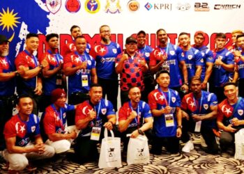 NOR AZMAN Hasbullah (tengah) bergambar bersama peserta dari Johor yang mengambil bahagian dalam Kejohanan Bina Badan Peringkat Kebangsaan Ke-53@Mr. Malaysia 2024 di Hotel Thistle, Johor Bahru.