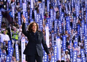 CALON Presiden Demokrat, Kamala Harris melambai tangan kepada penyokongnya sebelum berucap pada hari terakhir Konvensyen Kebangsaan Demokratik (DNC) di Chicago, pada 22 Ogos lepas.- AFP