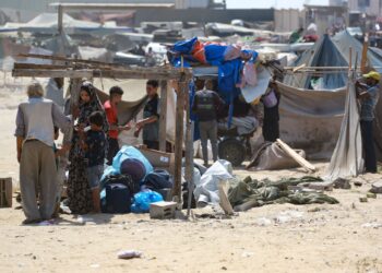 PENDUDUK Palestin bersiap untuk melarikan diri dari kem sementara untuk orang yang dipindahkan di Khan Yunis di selatan Semenanjung Gaza selepas kereta kebal Israel menuju ke kawasan penempatan mereka.-AFP