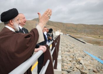 GAMBAR terakhir Ebrahim Raisi (kanan) bersama rakan sejawatnya dari Azerbaijan, Ilham Aliyev ketika menghadiri majlis perasmian empangan di sempadan Iran-Azerbaijan sebelum helikopter terhempas pada 19 Mei 2024.-AFP