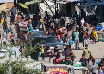 PENDUDUK Palestin meninggalkan kawasan timur Khan Younis selepas tentera Israel mengeluarkan perintah pemindahan baharu di beberapa bahagian bandar selatan Gaza, kelmarin.- AFP