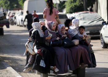 WANITA Palestin dan kanak-kanak cuba menyelamatkan diri ekoran serangan Israel terhadap kawasan Deir Al-Balah, Gaza.-AFP