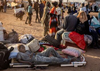 SEORANG kanak-kanak tidur di atas timbunan barang yang dibawa ketika berpindah ke Sudan Selatan, susulan perang yang tercetus di Sudan pada April 2023.- AFP