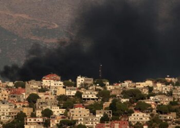 PENGEBOMAN Israel di perkampungan Khiam, selatan Lubnan susulan pertempuran rentas sempadan antara tentera dan pejuang Hezbollah, pada 23 Ogos lepas.- AFP